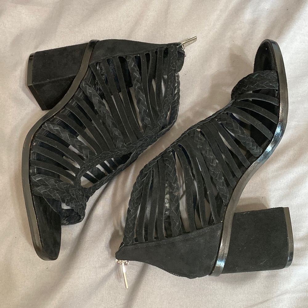 NEW VINCE CAMUTO SUEDE SANDALS. SIZE 6 1/2.